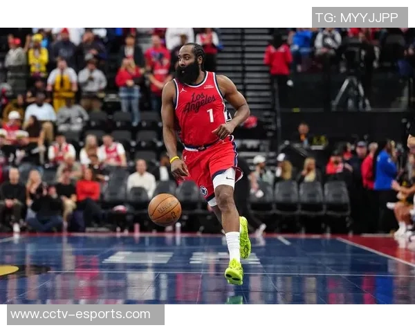 克拉克斯顿虽砍下16分12板8助却难阻球队失利无力回天的悲壮表现